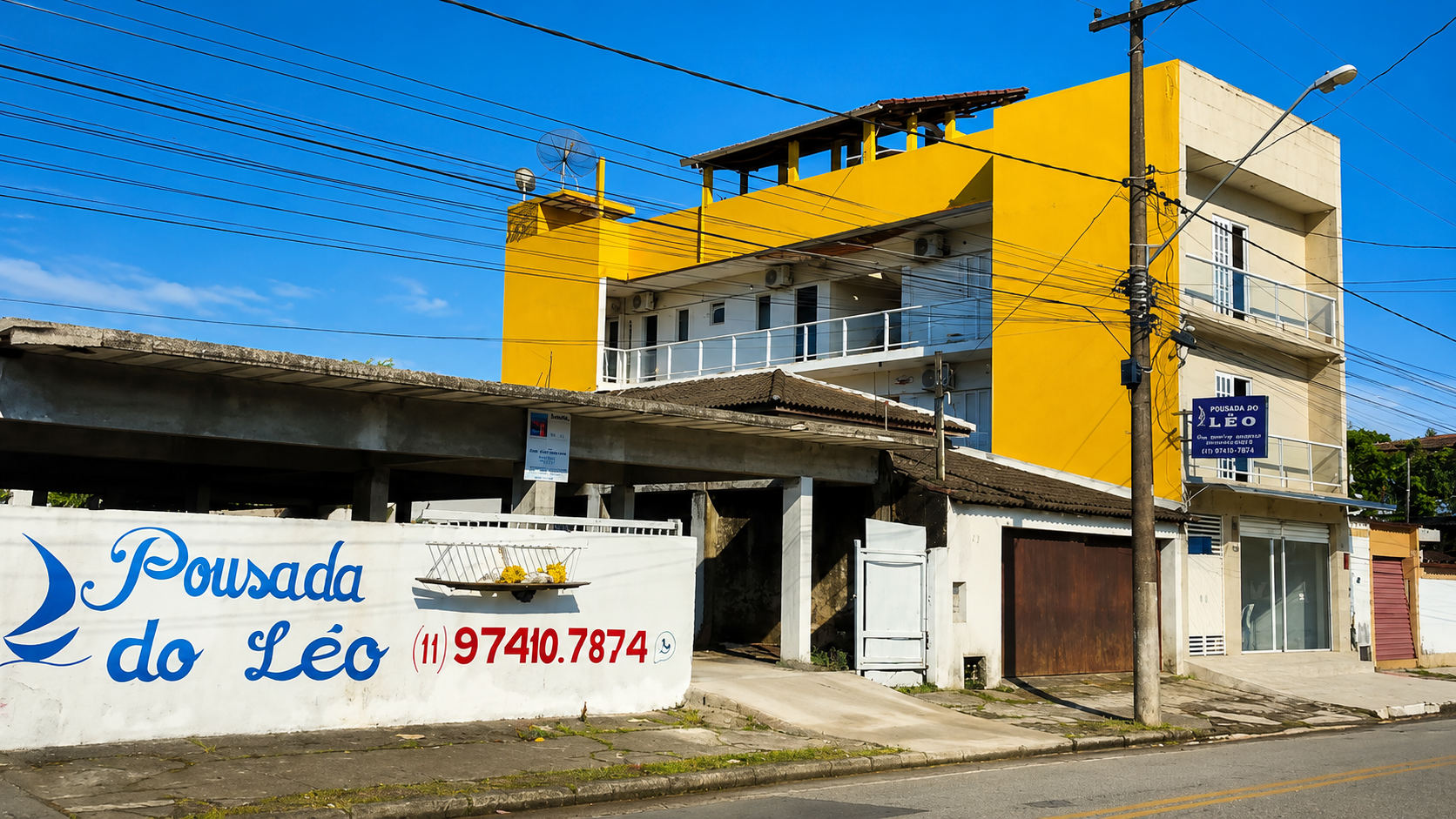 Fachada da Pousada do Léo